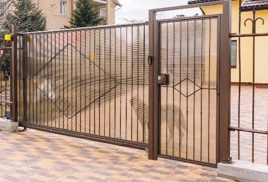 Купить ворота из профлиста с элементами ковки, с металлическими столбами в рамке или под дерево в Новом Уренгое от 155460 руб